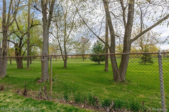 Building Photo - 3818 Edgeland Ave