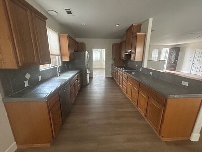 Building Photo - 4 Bedroom 2 Bathroom in SE Visalia with Po...