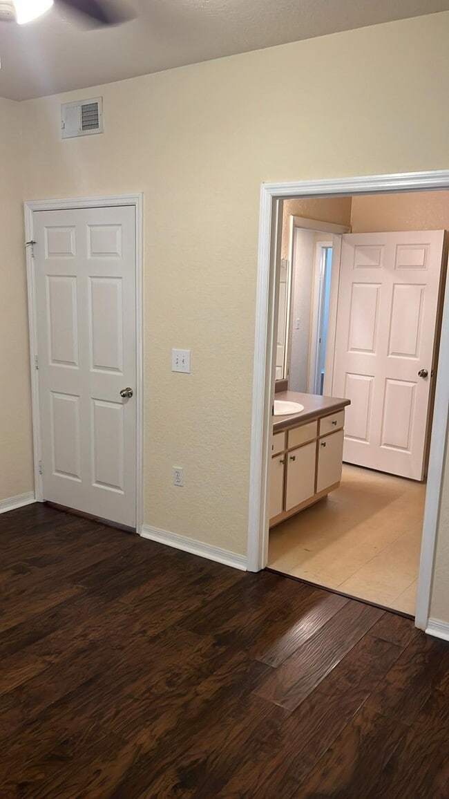 Building Photo - 6071 Westgate Dr