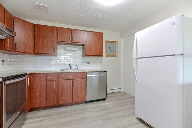 Building Photo - 4 Colonial Village Dr