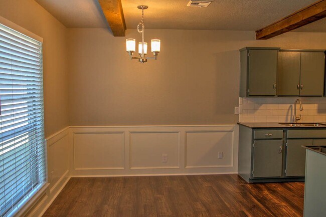 Building Photo - 3 Bedroom 2 Bath in Union Schools.  81st a...