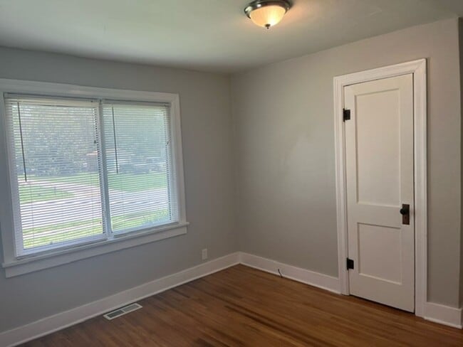 Building Photo - Charming 2 Bedroom Bungalow