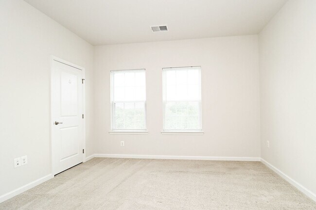 Building Photo - Dog-Friendly Townhome Near NGIC/DIA/NGA, CHO Airport, & Hollymead Town Center