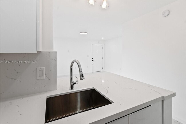 Building Photo - 7151 Miami Lakes Dr