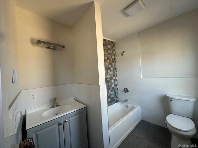 Building Photo - 1445 Burlingham Rd