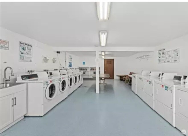 Building Photo - 3425 S 176th St