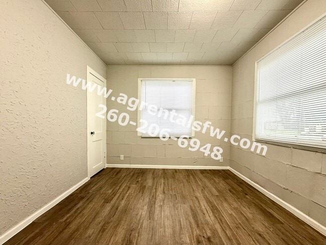 Building Photo - 2 Bedroom House