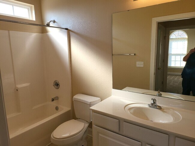 Building Photo - 119 Fountain Pointe Ln