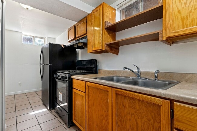 Building Photo - Updated 6 bedroom home is a must see!!