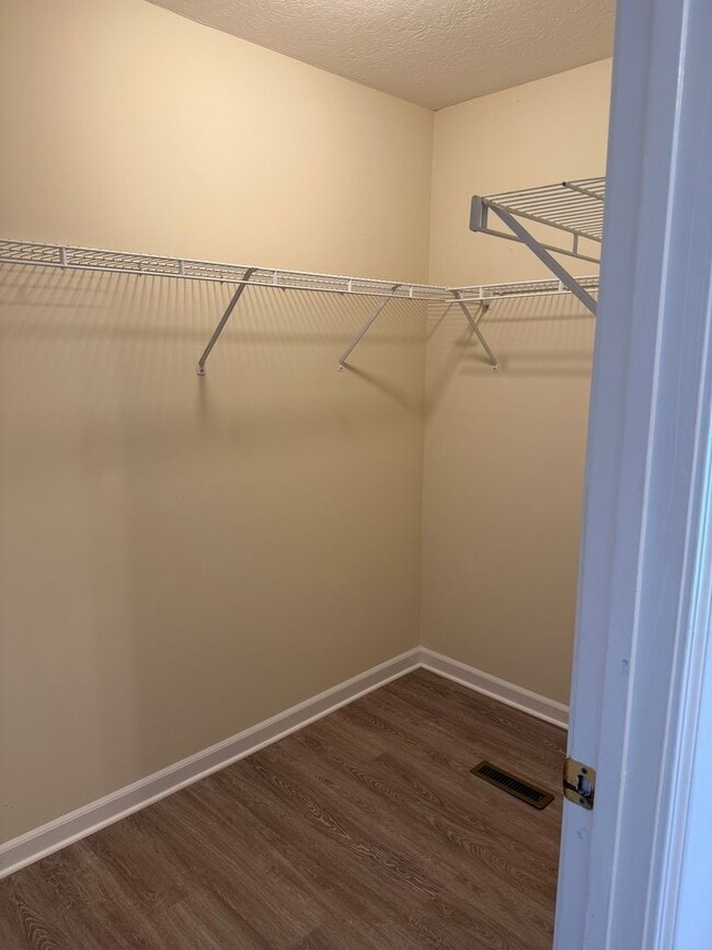 Building Photo - Updated 4 Bedroom 2.5 Bath house in conven...