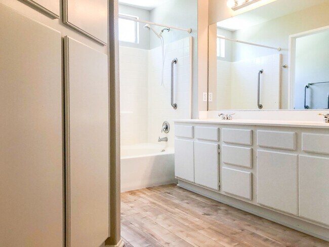 Building Photo - 3 Bedroom Home in the Desirable Paloma Del...