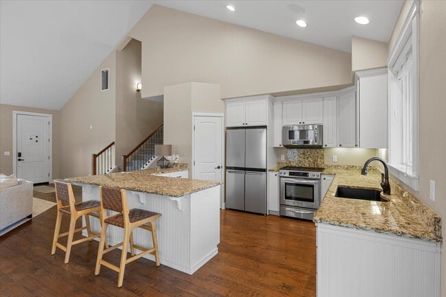 Building Photo - 4375 Vista Pointe Dr