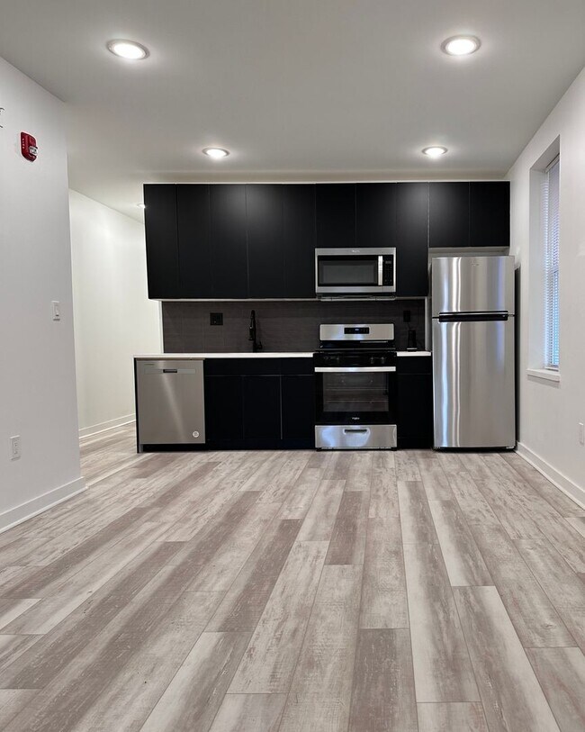 Building Photo - Renovated 2BR/2BA w/ Private Yard, Porch & In-Unit Laundry