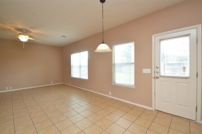 Building Photo - 915 Butterfly Ln