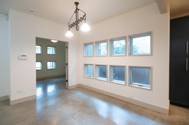 Building Photo - 610 W Live Oak St