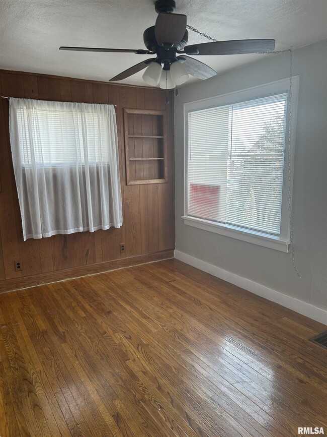 Building Photo - 405 Keller St