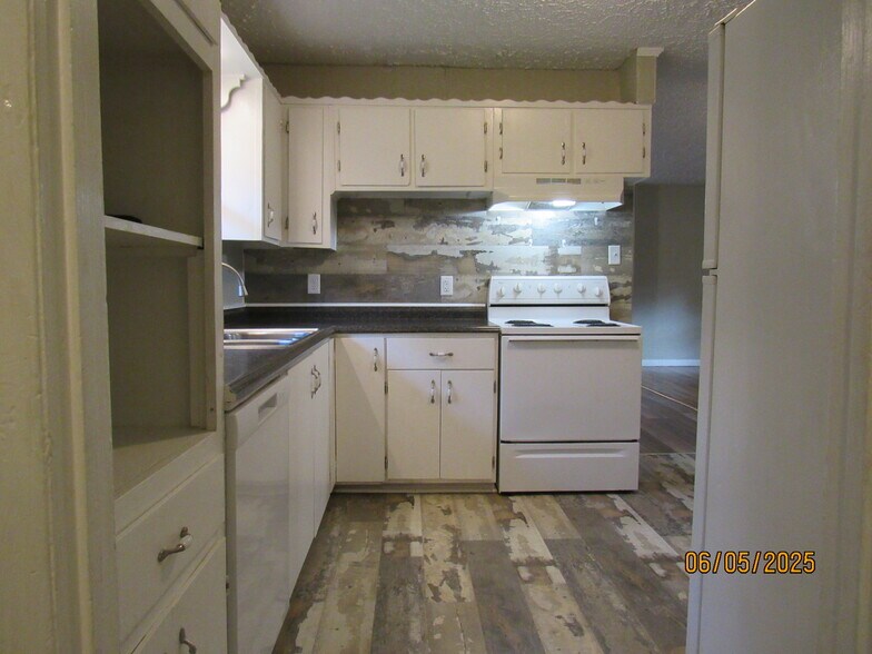 Building Photo - 2215 Macy Ave