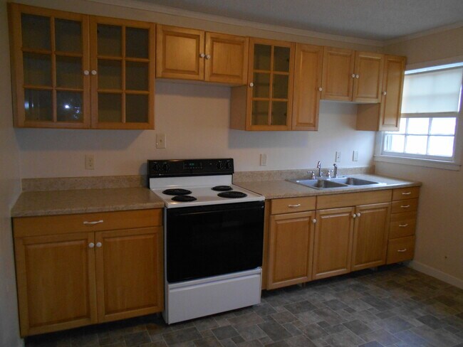 Building Photo - 3865 Roseberry St