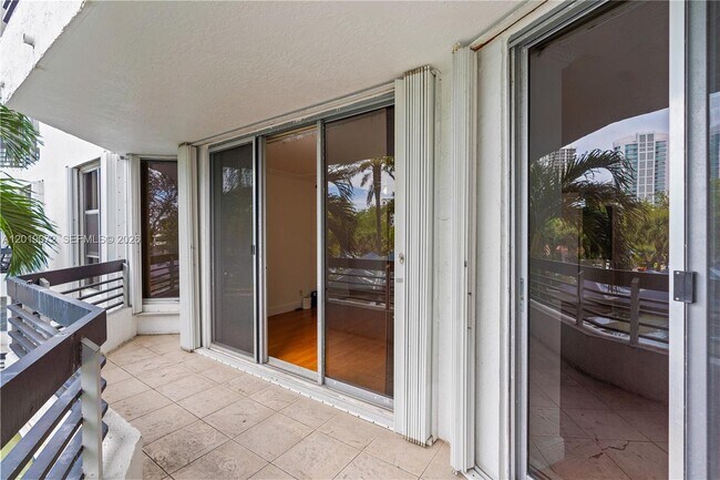 Building Photo - 3600 Mystic Pointe Dr