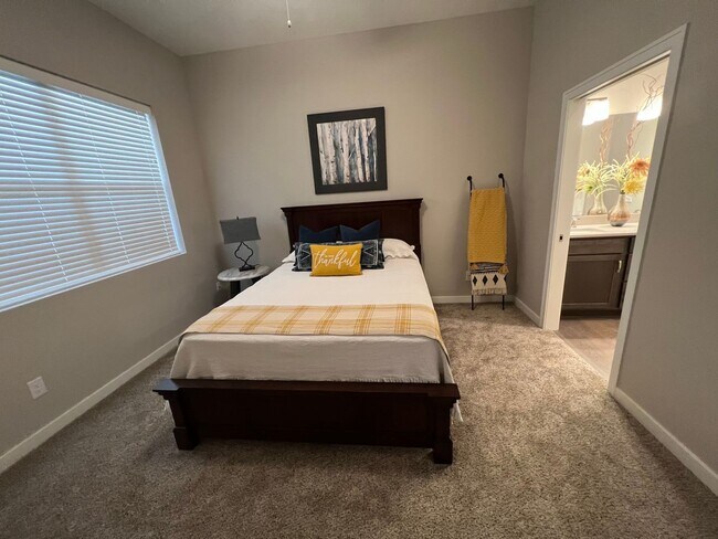 Building Photo - 1725 Hillcrest Dr