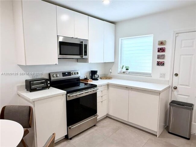 Building Photo - 547 NE 64th St
