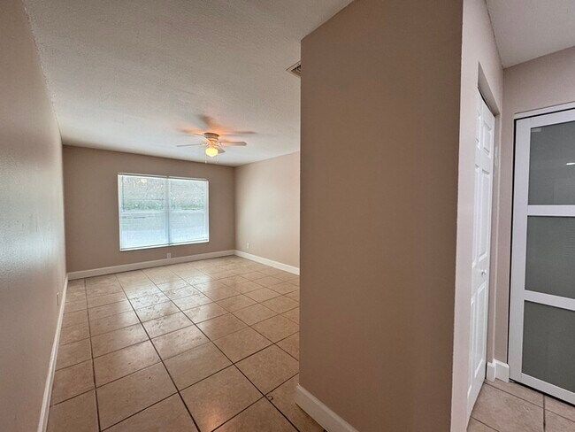 Building Photo - Fully Renovated Palm Harbor Home