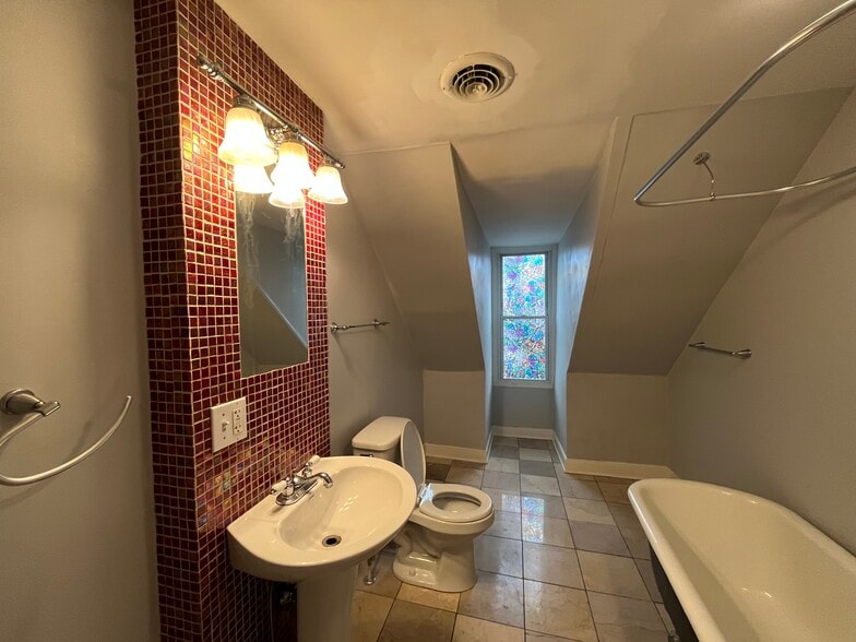 Building Photo - 448 N Queen St