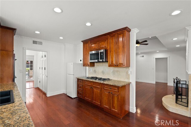 Building Photo - 23036 Burbank Blvd