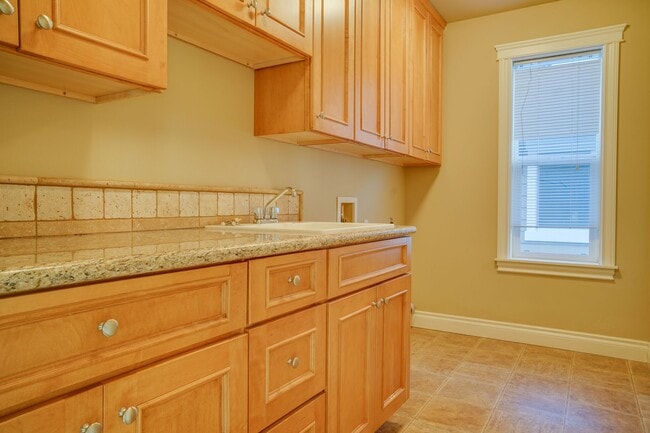 Building Photo - Kent Easthill 2 Story