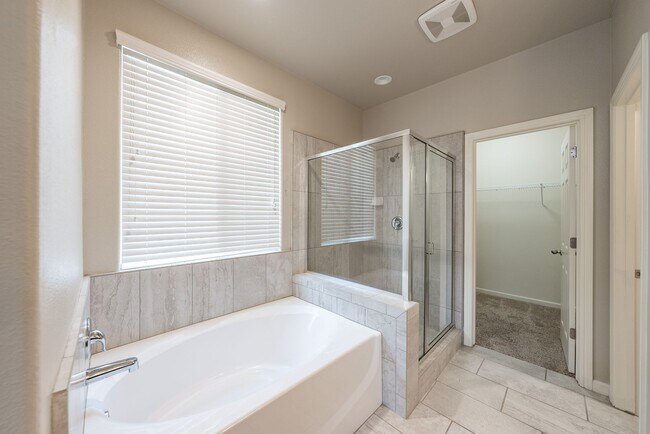 Building Photo - Beautiful 4-Bedroom Home with Office in Cl...