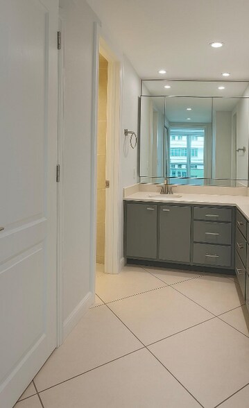Building Photo - 6039 Collins Ave
