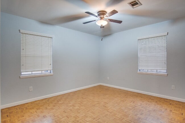 Building Photo - Beautiful 3BR Home in North Hill – Special: ½ Off Deposit for Active-Duty Military!