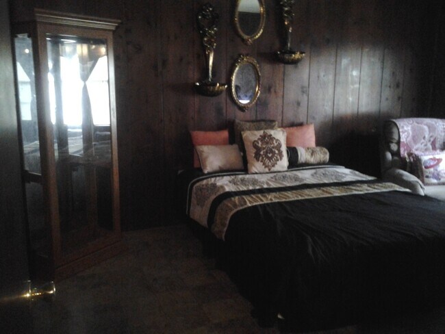 Building Photo - 700 W Broad St