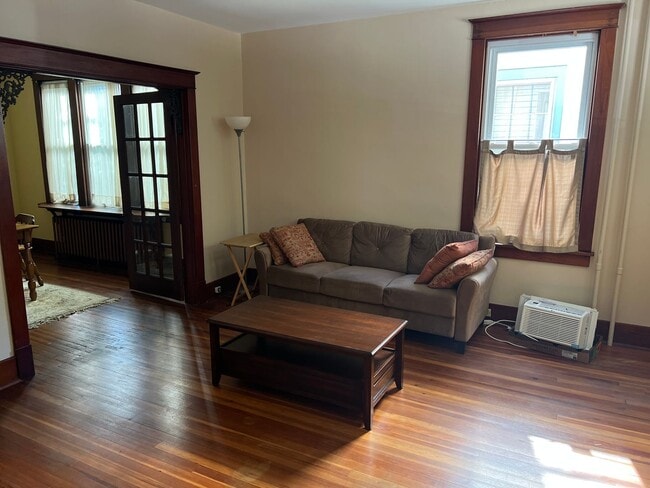 Building Photo - Historic 3 bedroom 1.5 bath home!