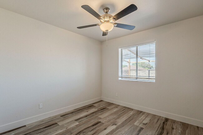 Building Photo - 558 S Lesueur