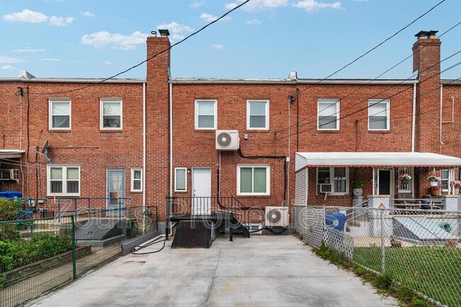 Building Photo - 607 Ponca St