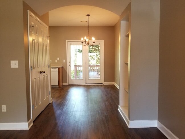 Building Photo - Move in ready close to airport BNA and I40