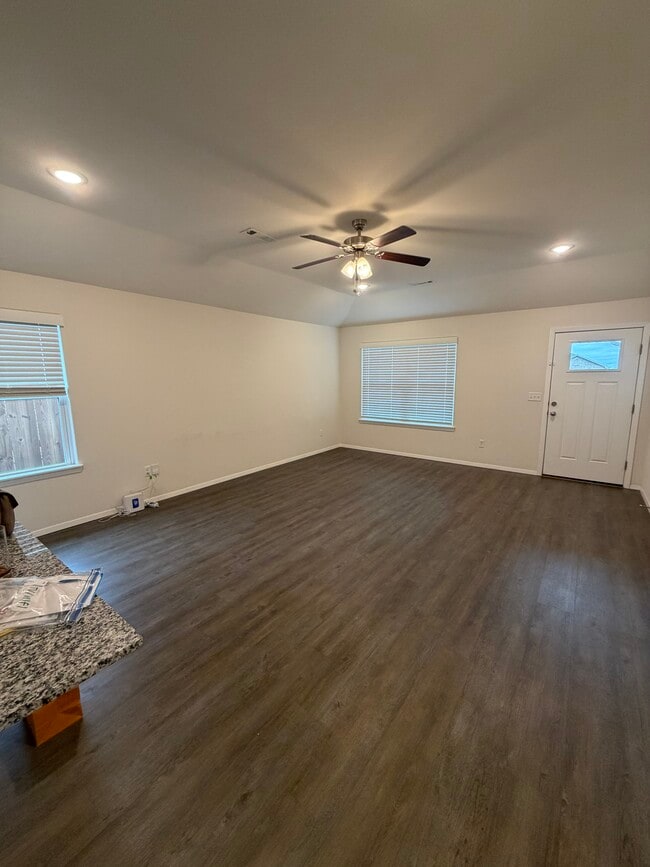 Building Photo - 515 Ashwood St