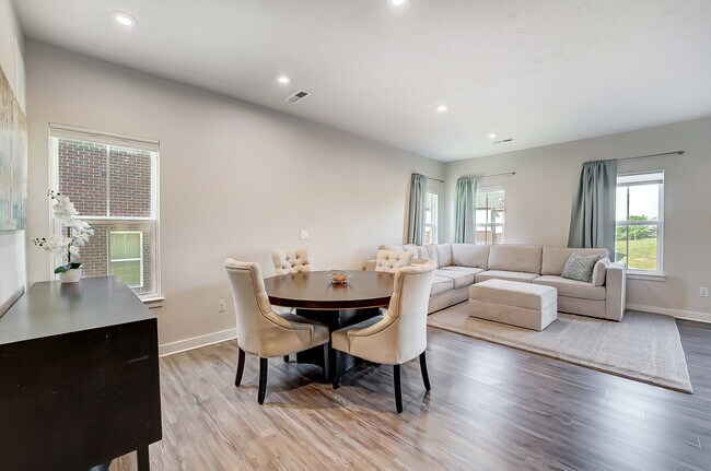 Building Photo - 7905 Pinnacle Point Dr