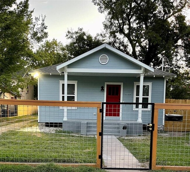 Building Photo - 2715 Cochran St