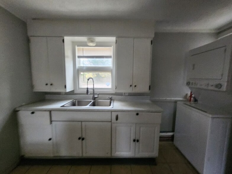 Building Photo - 300 W Elm St