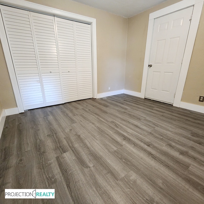 Building Photo - 1538 NE Dekum St