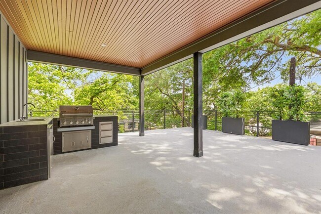 Building Photo - 2300 Bluebonnet Ln