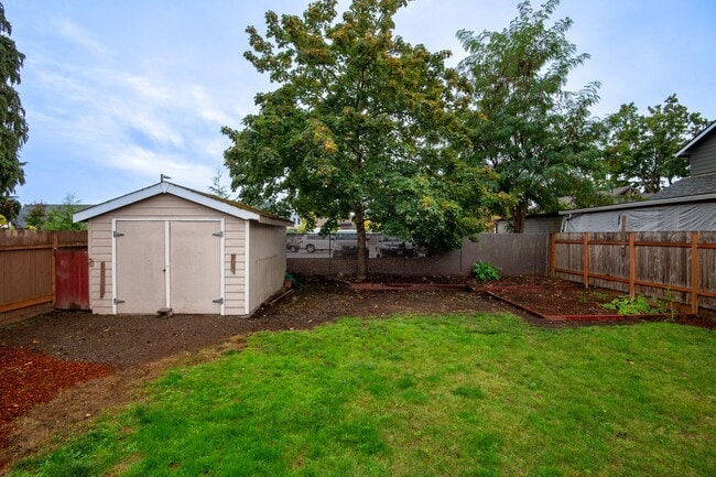 Building Photo - Newly-Remodeled 2 Bed, 1 Bath House