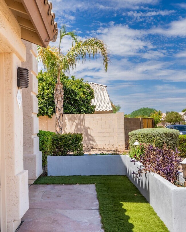 Building Photo - Stunning 4 Bedroom/2.5 Bath Home In Phoeni...