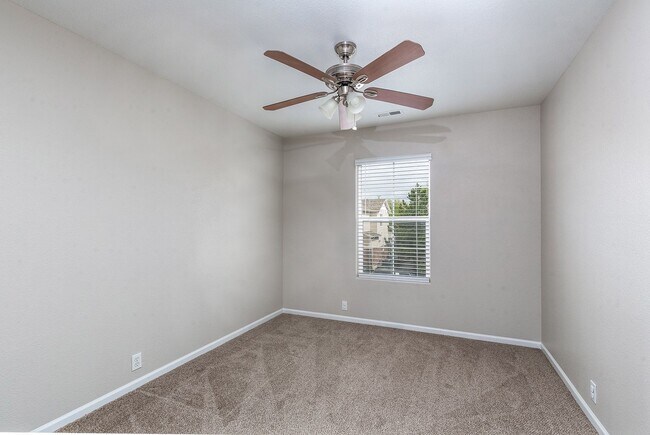 Building Photo - Stunning Townhouse for Rent