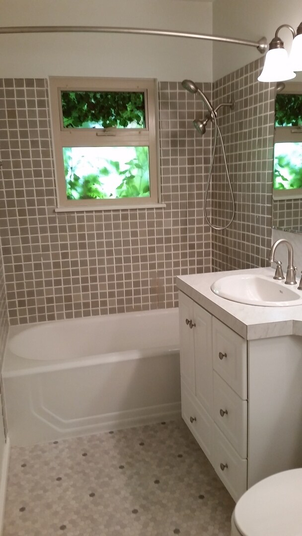 Building Photo - Occupied, do not disturb tenants. Barge-Chestnut Historic District Craftsman 2br 2ba home, with a...