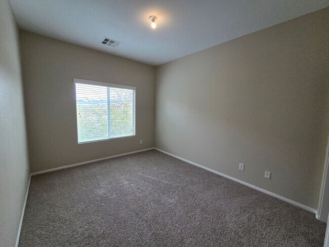 Building Photo - Guard Gated wonderful community 3 Bedroom Townhome!