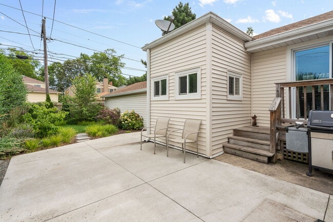 Building Photo - 4914 Lunt Ave