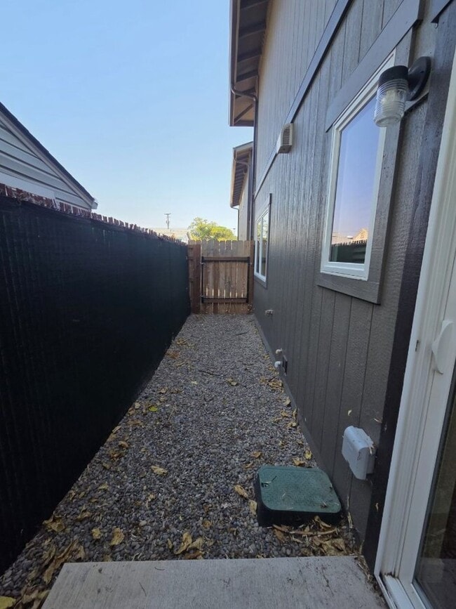 Building Photo - 534 Putnam St